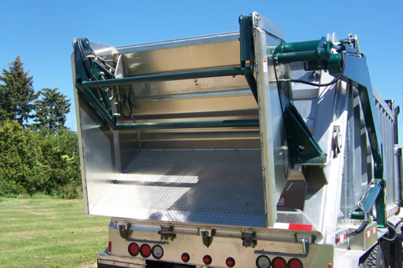 Pair of gas springs supporting a raised trailer hatch